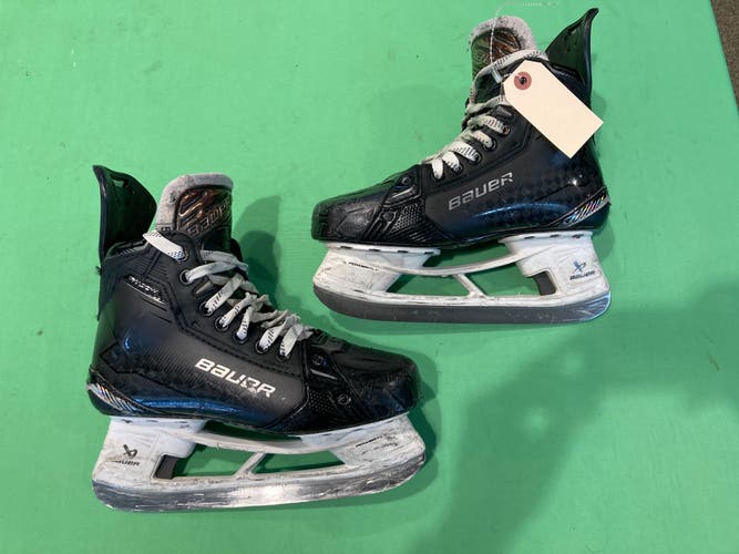 Intermediate Bauer Supreme Shadow Hockey Skates Size 5.5 (Used)