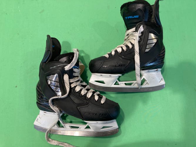 Intermediate True Pro Custom Hockey Skates Size 4 (Used)