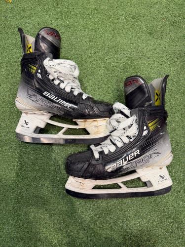 Intermediate Bauer Vapor Hyperlite 2 Hockey Skates 6.5 (Used)
