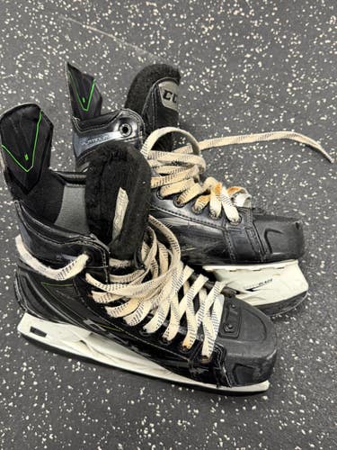 Used CCM PLATINNUM Intermediate Hockey Skate Intermediate 5.0 11849-S000045193