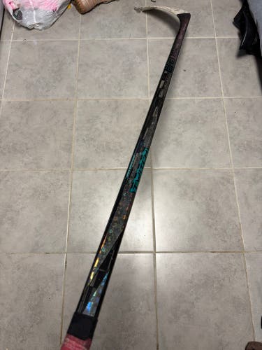 Senior Bauer Twitch Right Handed Hockey Stick P28 77 Flex (Used)
