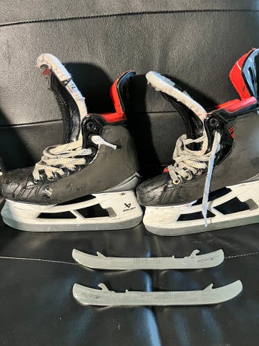 2023 Bauer Vapor X5 Pro Skates Regular Width Size 2.5 (Used) w/extra set of steel and shot blockers