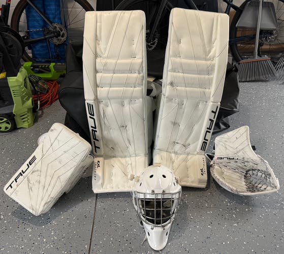 Goalie Full Set - Like New items - 10 games