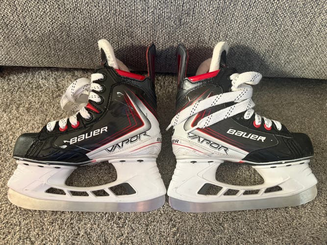 2025 Bauer Vapor Fly30 Hockey Skates Regular Width Size 1 (Used)