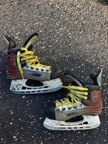 2005 Bauer Vapor XXX Hockey Skates Extra Wide Width Size 1.5 (Used)