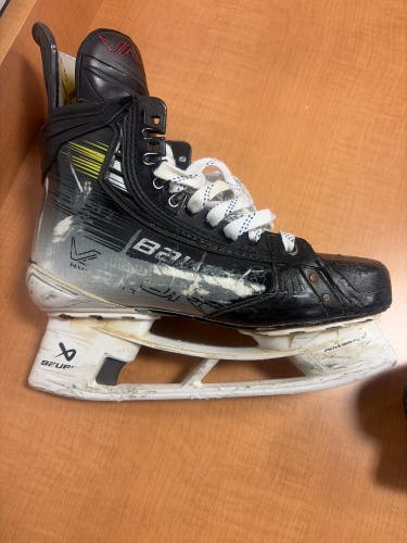 Black/White 2023 Bauer Vapor Hyperlite 2 Hockey Skates Extra Wide Width 7 (Used)