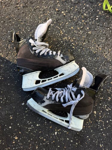 2015 Bauer Supreme 140 Hockey Skates Regular Width Size 6 (Used)