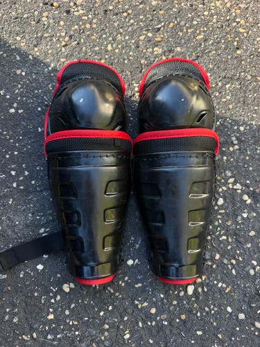 Junior CCM LTP 10" Shin Pads (Used)