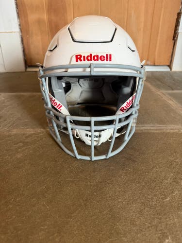 White Youth Medium Riddell SpeedFlex Helmet (Used)