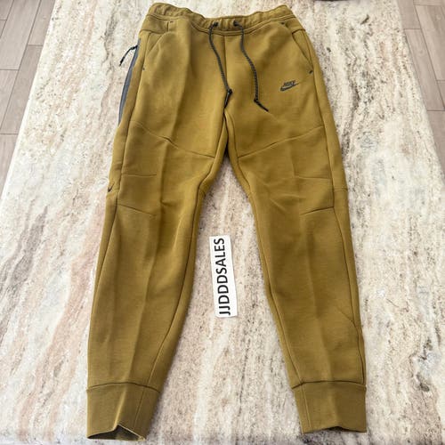 Nike Sportswear Tech Fleece Joggers Pants Olive Green HV0959-368 Men’s Sz M NWT
New With Tags