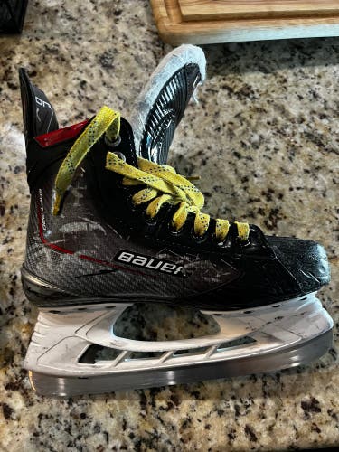 Bauer Vapor Hockey Skates Size 5 (Used)