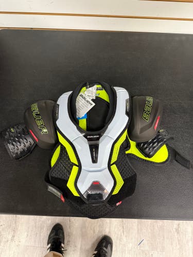 Junior Medium Bauer Vapor Hyperlite Shoulder Pads (New)