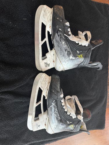 Bauer Vapor Hyperlite Hockey Skates Size 4.5 (Used)