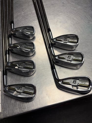 Men's Bridgestone JGR Right Handed Iron Set Regular Flex Graphite Shaft (Used)