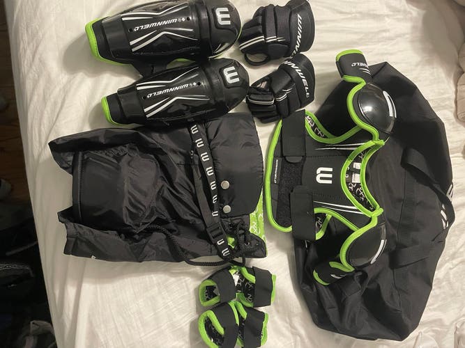 Winnwell Youth Hockey Starter Kit (Used) size small