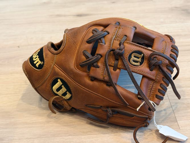 Wilson A2000 DP15 RH Infield Baseball Glove 11.5" (Used)