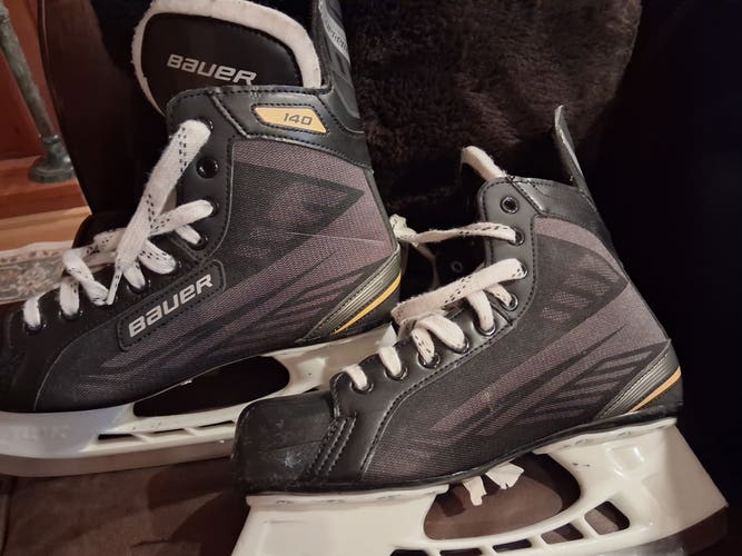 Bauer Senior Size 9 Supreme 140 Hockey Skates Regular Width 9 (Used)