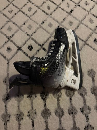 2023 Bauer Vapor Hyperlite 2 Hockey Skates 6 (Used)