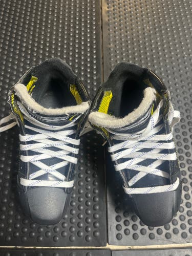 2018 CCM Tacks 9080 Hockey Goalie Skates Regular Width Size 4.5 (Used)