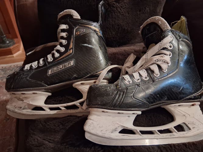 Bauer Supreme S29 Hockey Skates Intermediate Size 4Regular Width Size 4 (Used)