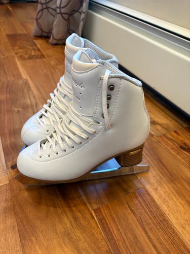 Figure Skates Adult 6B (Used - Like New)