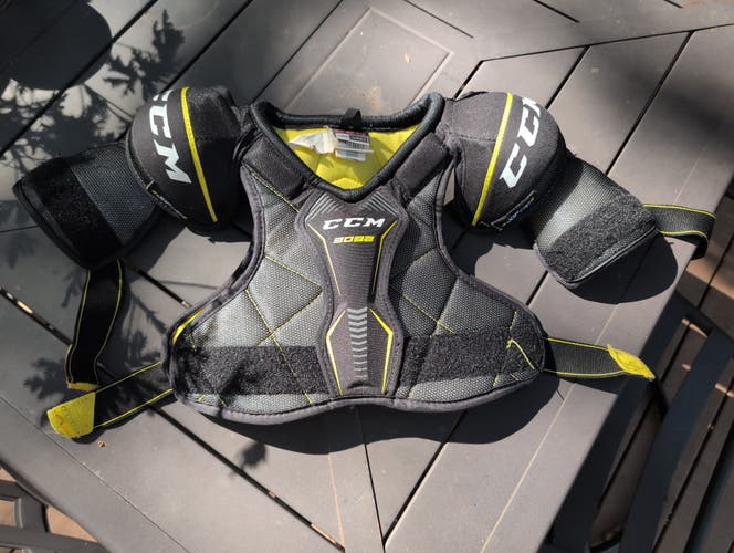 Small Junior CCM Tacks 3092 Shoulder Pads (Used)
