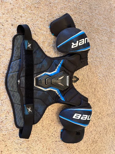 Medium Intermediate Bauer X Shoulder Pads (Used)