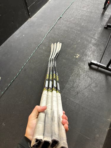 Intermediate CCM Tacks AS-VI Pro Right Handed Hockey Stick Mid Pattern 65 Flex (Used)