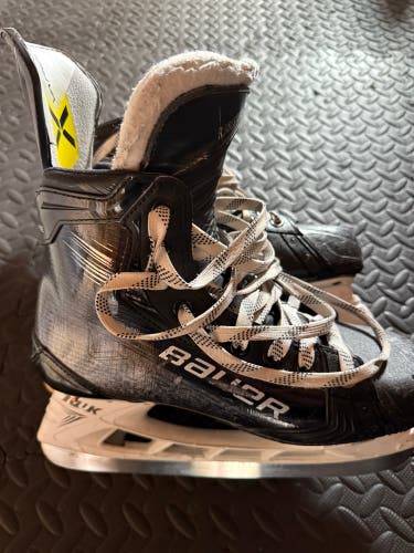 Black 2023 Bauer Vapor Hyperlite 2 Hockey Skates Regular Width Pro Stock 8 (Used)