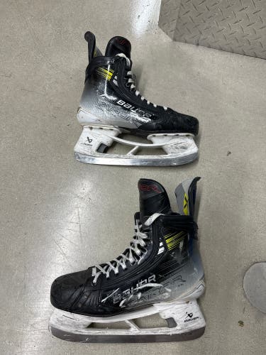 2023 Bauer Vapor Hyperlite 2 Hockey Skates 9.5 (Used)
