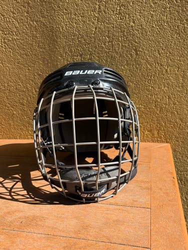 Size senior medium black Bauer 3500/4500 with medium Bauer FM2500 True Vision II grey cage