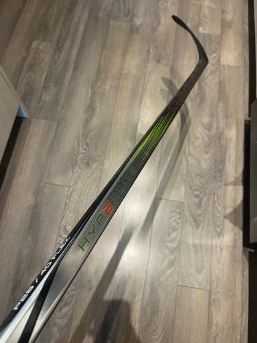 Junior Bauer Vapor Hyperlite 2 Right Handed Hockey Stick P28 40 Flex (Used)
