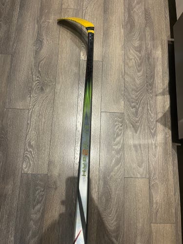 Junior Bauer Vapor Hyperlite 2 Right Handed Hockey Stick P28 30 Flex (Used)