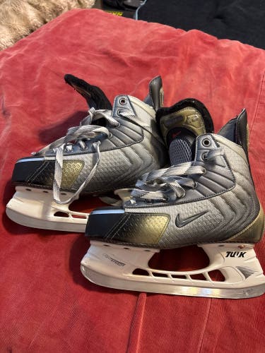 2005 Nike Flexlite 10 Hockey Skates Extra Wide Width Size 4.5 (Used)