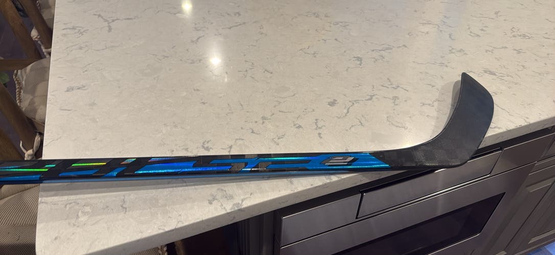 Senior Bauer Pulse 2 Right Handed Hockey Stick P28 70 Flex (New)