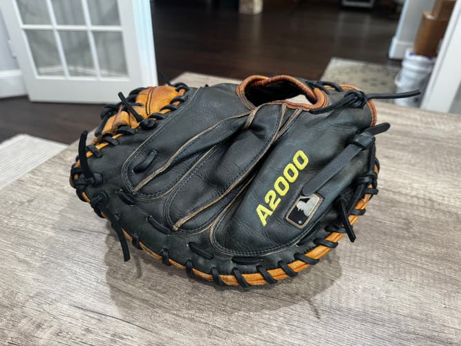 Wilson A2000 RH Catcher's Baseball Glove 32.5" (Used)