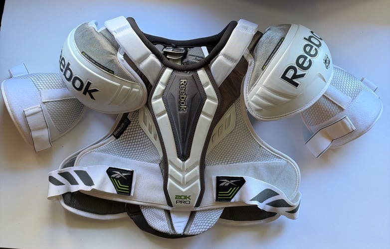 Men's Medium Senior Reebok 20K Shoulder Pads (Used)