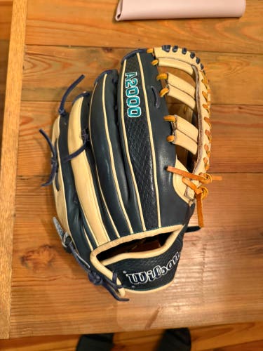 Wilson A2000 RH Outfield Baseball Glove 12.75" JR44 (New)