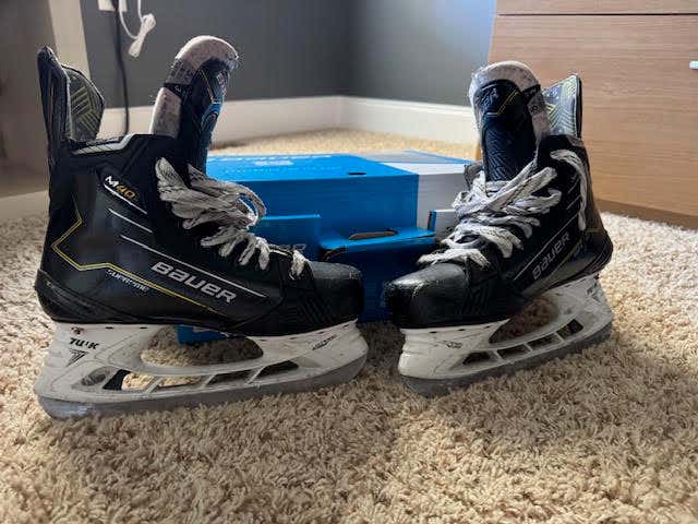 Black Bauer Supreme M40 Hockey Skates Regular Width Size 5.5 (Used)