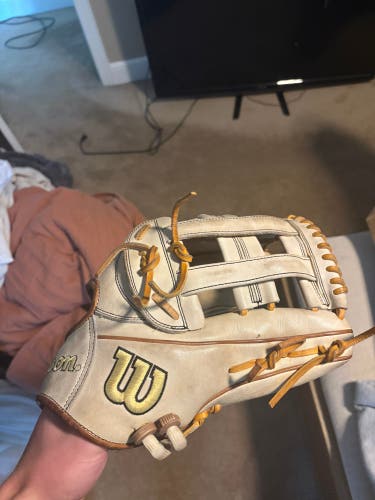 Lightly used Wilson A2000 RH Outfield Baseball Glove 12.75"