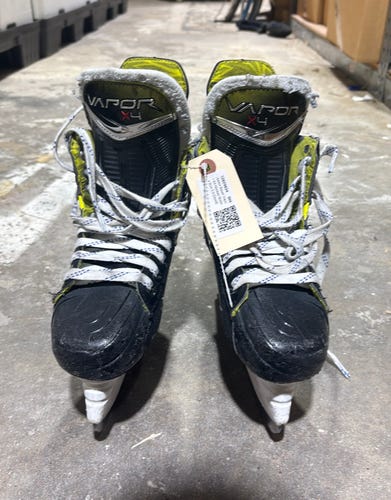 Junior Bauer Vapor X4 Hockey Skates Size 2.5 (Used)