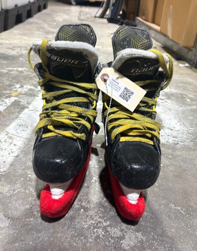 Junior Bauer Supreme M40 Hockey Skates Size 3 (Used)