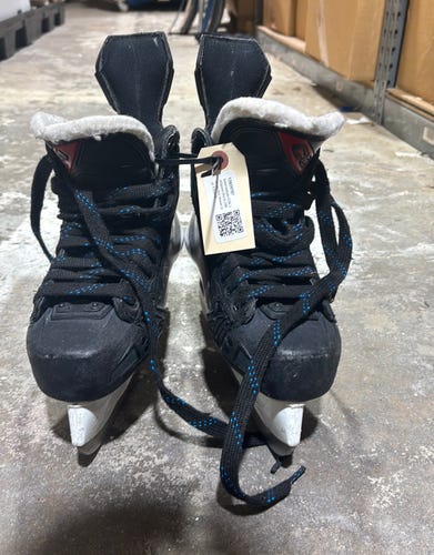 Intermediate CCM JetSpeed Shock (SMU) Hockey Skates Size 4 (Used)