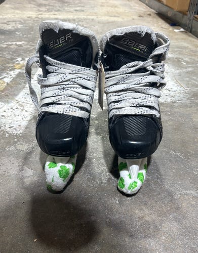 Junior Bauer Elite Hockey Goalie Skates Extra Wide Width Size 1.5 (Used)