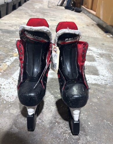 Junior Bauer Vapor Fly30 Hockey Skates Size 2 (Used)