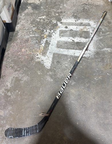 Senior Bauer Vapor Hyperlite Hockey Stick Right Handed 87 Flex (Used)