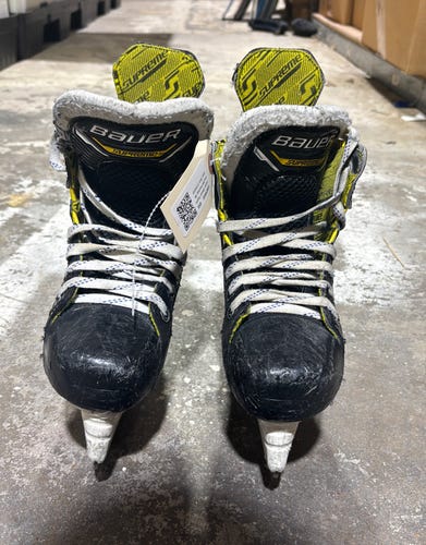 Junior Bauer Supreme M4 Hockey Skates Size 2 (Used)
