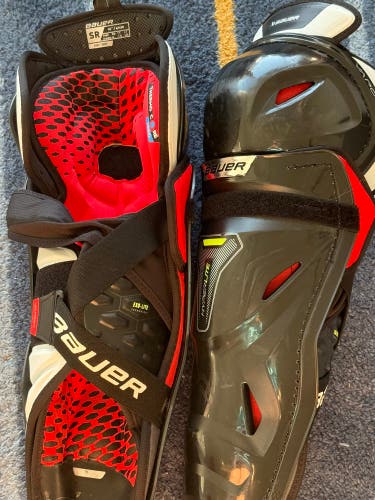 Senior Bauer Vapor Hyperlite 16" Shin Pads (Used)