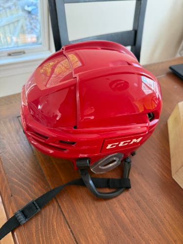 New medium CCM Tacks 910 Helmet