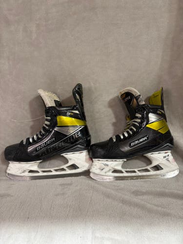 Intermediate Bauer Supreme 3S Hockey Skates Size 5 (Used)
